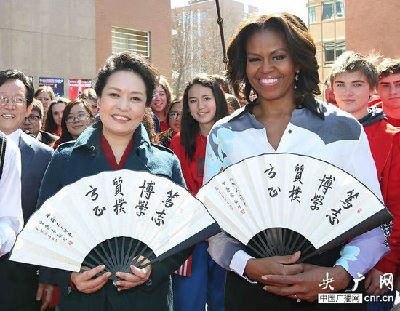 “第一夫人”挥毫“厚德载物”赠“第一夫人”